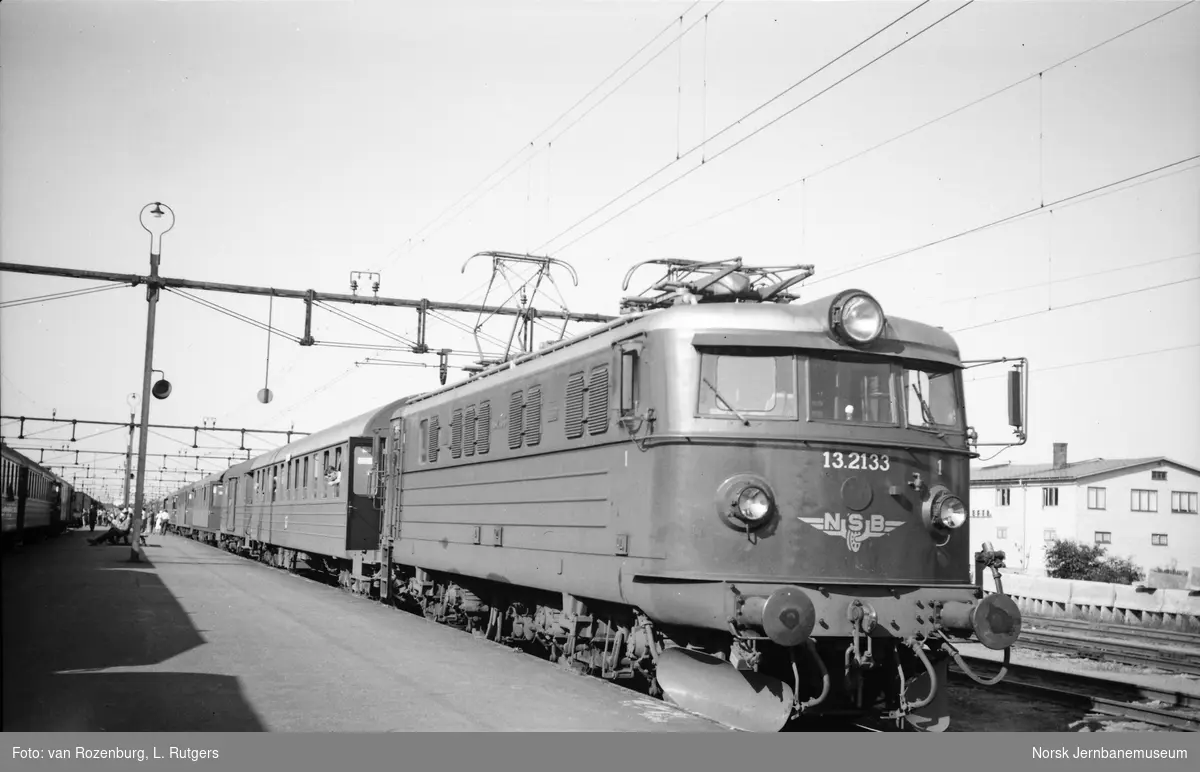 Elektrisk lokomotiv El 13 2133 med hurtigtog fra Malmö til Oslo Ø på Mellerud stasjon i Sverige