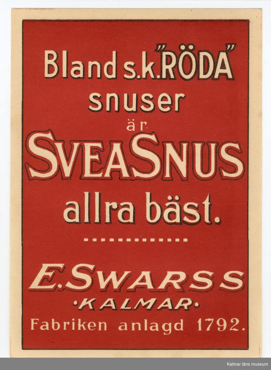 KLM 39502:112. Etikett, snusetikett. 1 bunt. Av papper. Röd bakgrund med vit text: Bland s.k. "RÖDA" snuser är SVEASNUS allra bäst. E. Swarss Kalmar. Fabriken anlagd 1792.