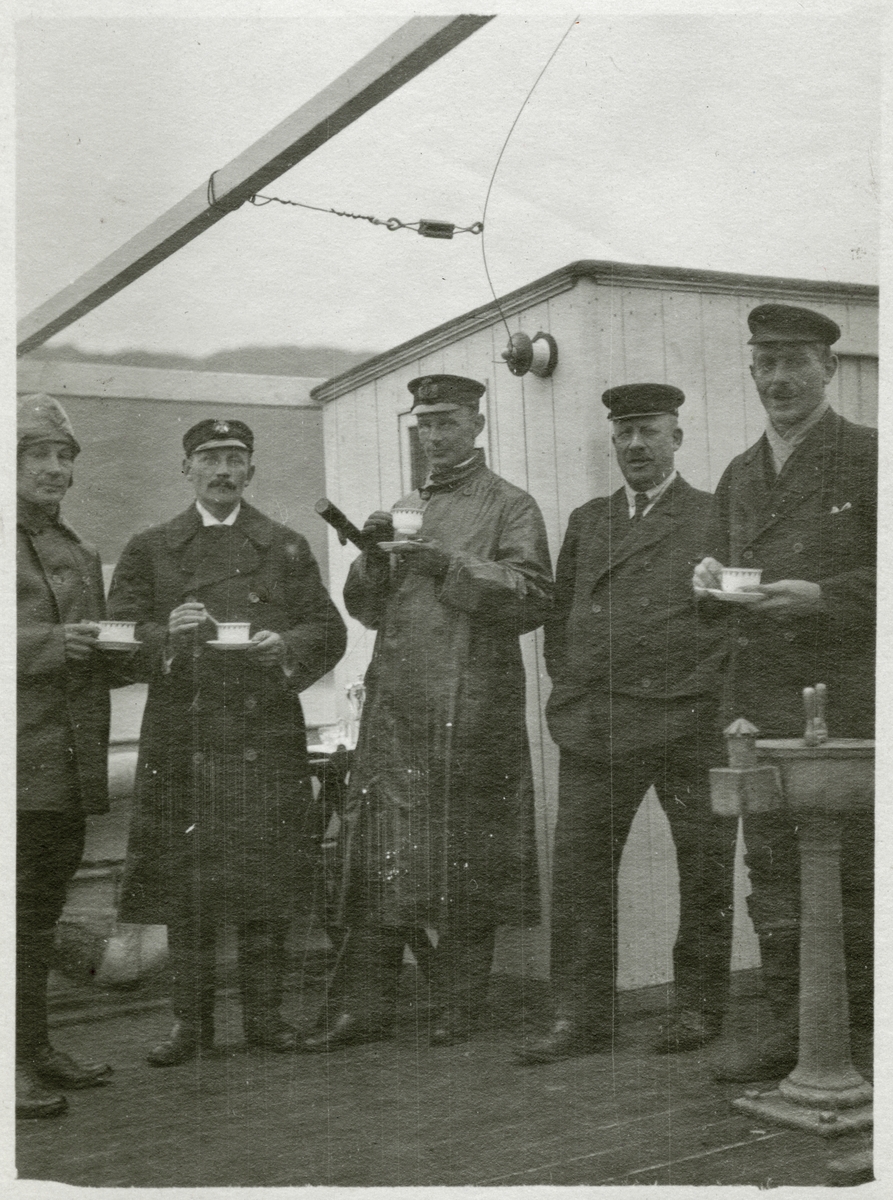 Kaffepaus ombord på Halvar. Den tredje mannen från vänster är Albrekt Ellsén.