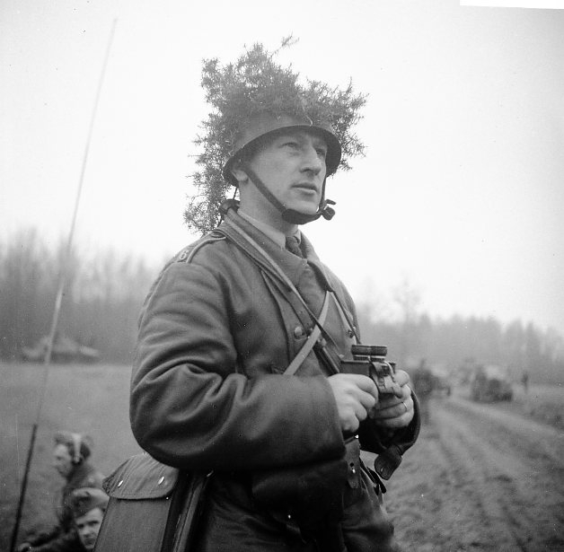Sandstedt, Erik, sergeant, A 6. Hjälm med maskering. Motorjacka.