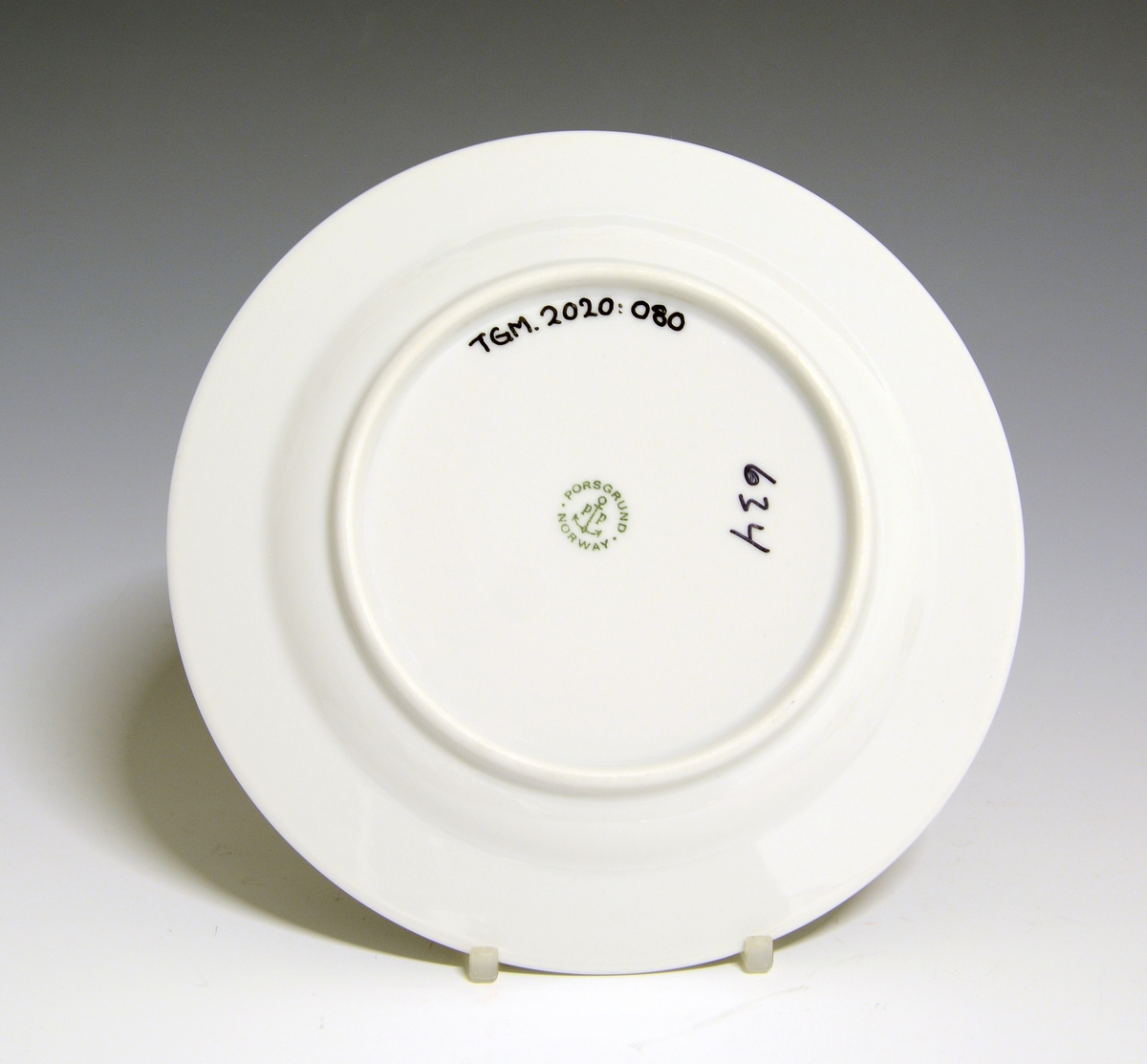 Asjett av porselen, med hvit glasur. Riller i fanens gods.
Modell: Saturn 
Dekor: Saturn Hvit
Designet av Grete Rønning