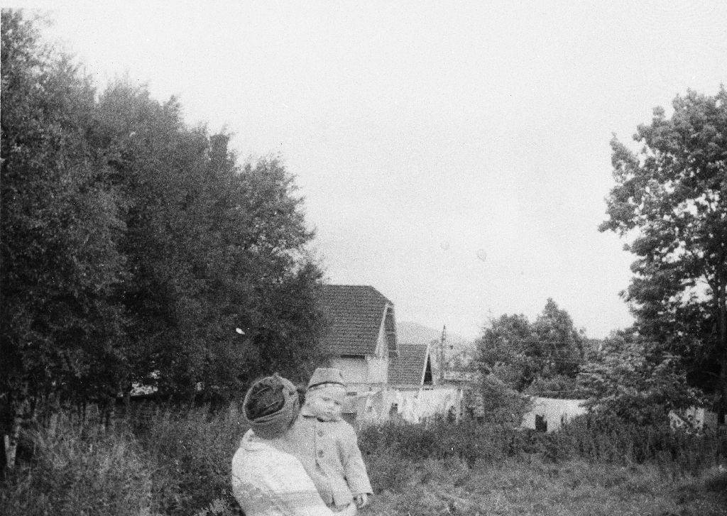 Frå "Geidahodne" i 1948. Eigar av huset i bakgrunnen er Margit Fjogstad.