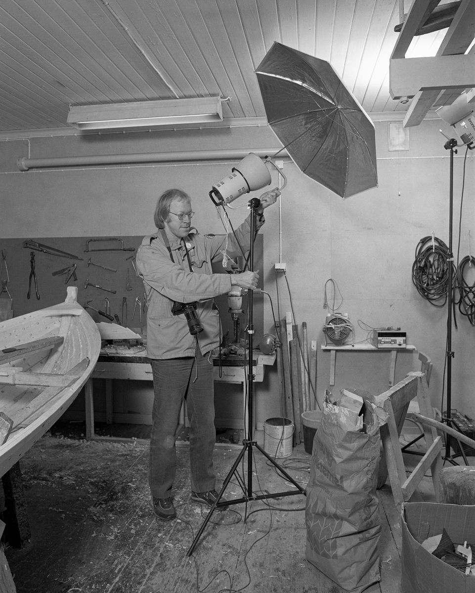 Bygging av fløterbåt (Flisa-båt) Nov. 1984. Glomma fellesfløtnings forenings verksted på Flisa. Fotograf O. T. Ljøstad i aksjon.