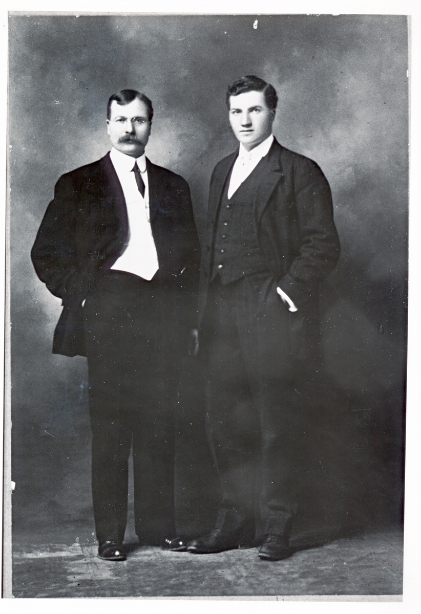 Ingbert Pedersen og broren Konrad, Medby i Torsken, ca.1920.