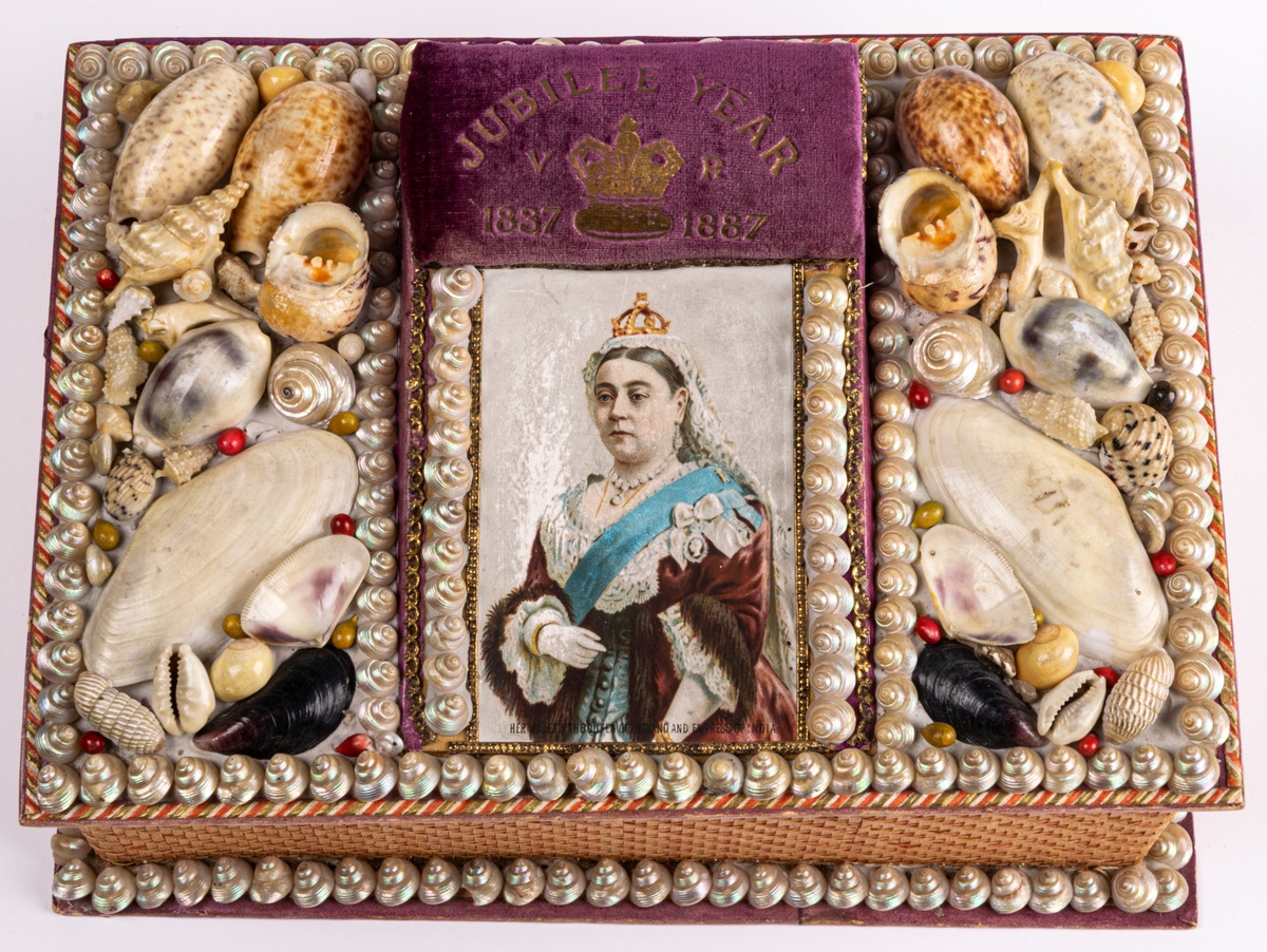 Syskrin, locket prytt med drottning Victorias porträtt, snäckor och en sammetsdyna med inskrift "Jubilee year V R 1837-1887".