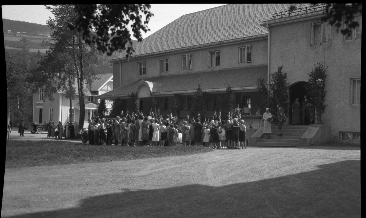 Kronprinsparet, Olav og Märtha besøkte Fagernes på sin vei gjennom Valdres i 1933. Her hyller barn fra Fagernes dem utenfor Fagernes Hotell.