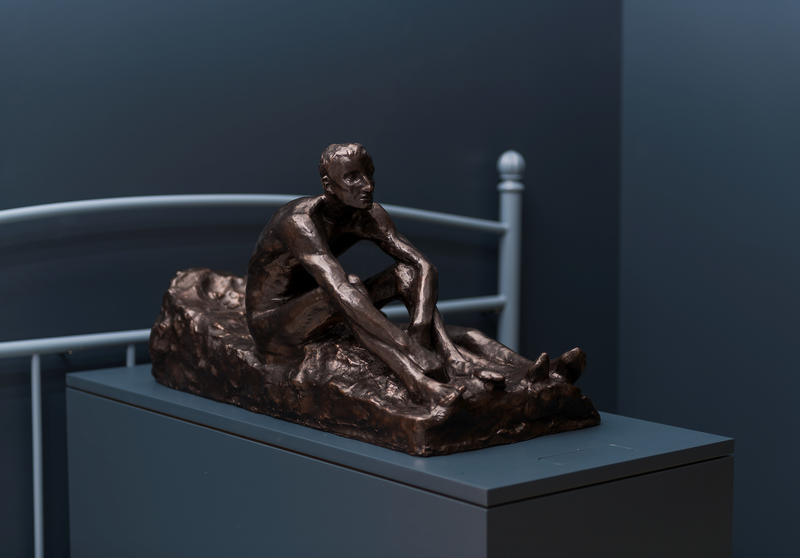 Skulpturen Mann og kvinne, natten fra 1898 viser en kvinne som sover og en mann som sitter bekymret ved siden av henne i sengen.