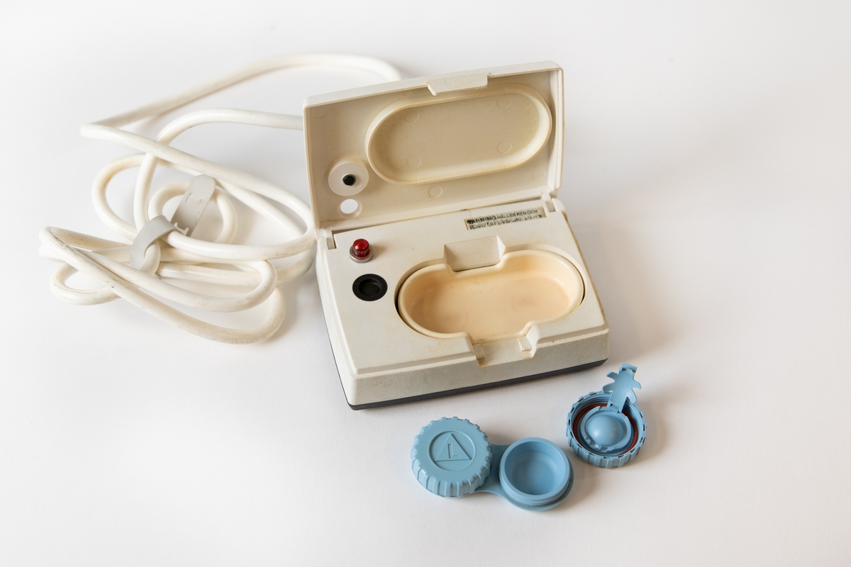 Linskokare, apparat för kokning av kontaktlinser (linser för direkt användning på ögat), tillverkad av Bausch & Lomb. Till kokaren hör bruksanvisning och förvaringsväska.

Apparaten (aseptron) är elektrisk och utgörs av en vit dosa med uppfällbart lock. Inne i dosan sitter en blå löstagbar förvaringsdosa i en försänkning. Förvaringsdosan har två skruvlock, i vilka respektive kontaktlins placeras. Ovanpå locket sitter en svart startknapp och en röd lampa som lyser när strömmen är påslagen. En elekrisk sladd är kopplad till kokaren.

Förvaringsdosan med linserna fylldes med saltlösning vid kokning. 

JM 56609:1, linskokare
JM 56609:2, bruksanvisning
JM 56609:3, förvaringsväska