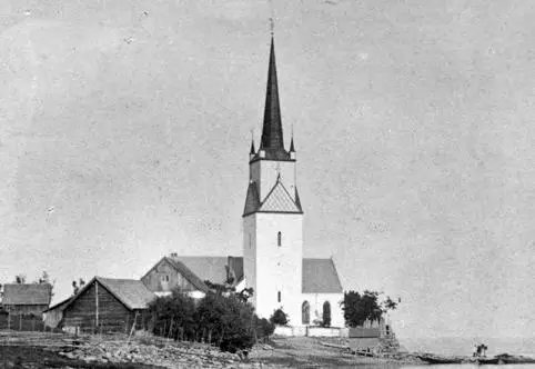 Nes kirke og klokkergård.