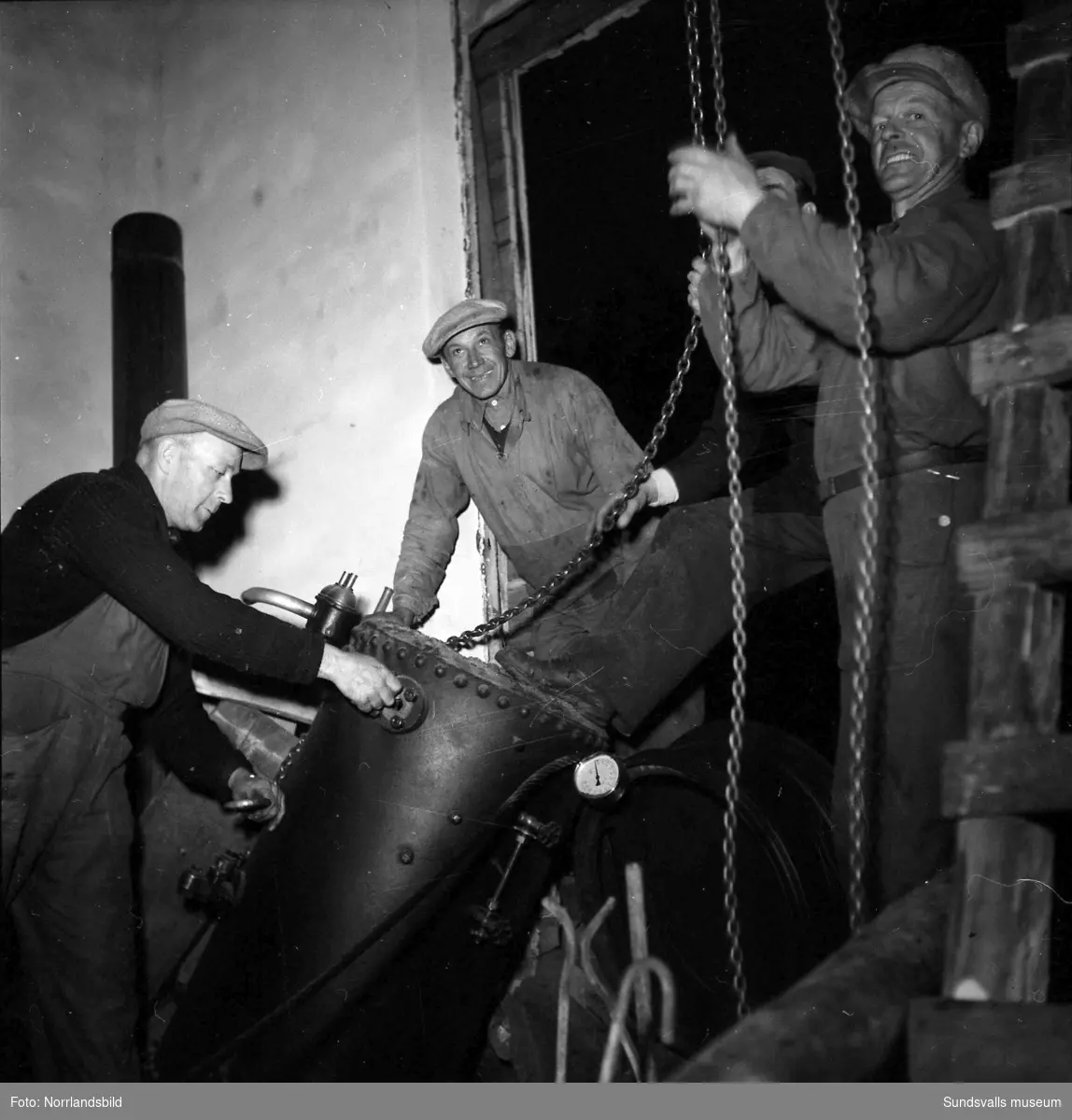 Människor samlades på Bergeforsbron för att följa vårflodens härjningar i Indalsälven 1949. Bland annat befarade man länge att timmerbrötar som slitit sig uppströms skulle dra med sig pumpstationen (bild 2) vid Lövudden och personal kämpade med att rädda maskiner (bild 3-5) i den hotade byggnaden.