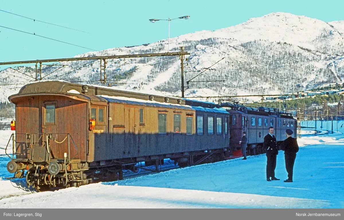 Svensk elektrisk lokomotiv Dm 942 og 943 med persontog til Bjørnfjell på Narvik stasjon. Personvognen er litra BFo2b nr. 575