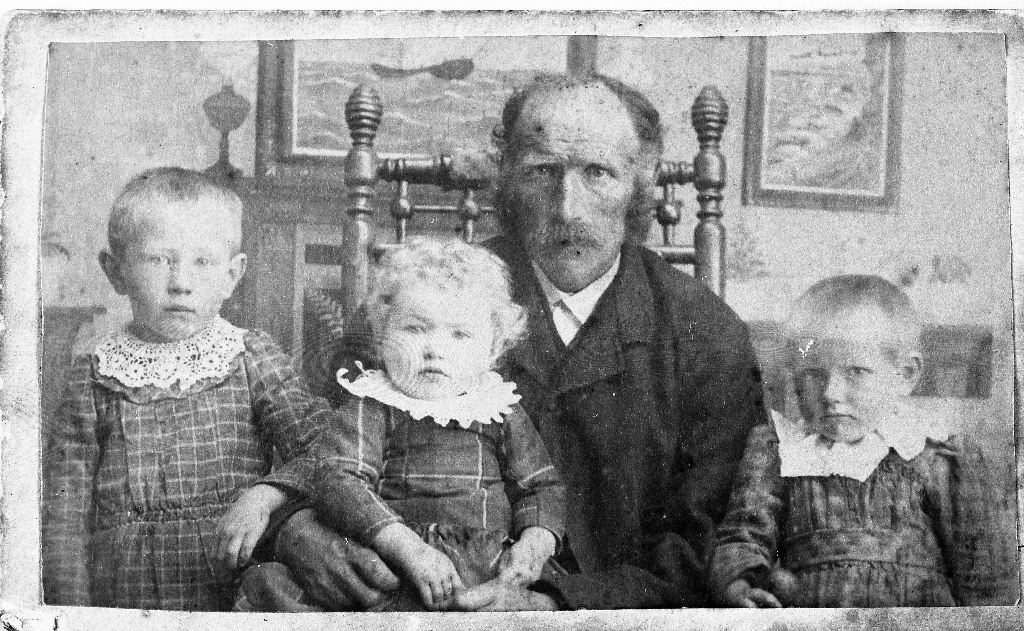 Isak A. Time (1849 - 1924) med tre døtre frå første ektreskap. Frå v. Elisabet Time (1889 - 1962), Serina Time (1890 - 1937) og Olga Time (1893 - 1926).