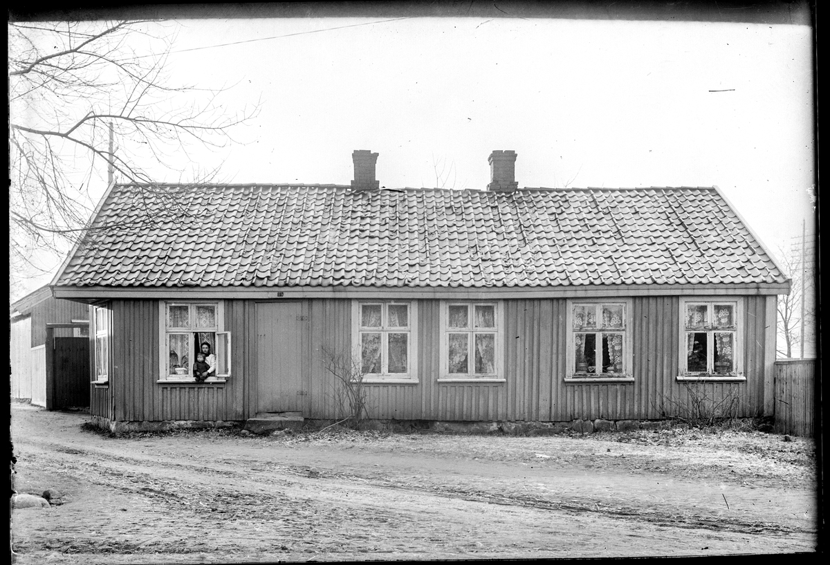 Klostergata 29 i Moss. Husnummer over døra starter på 2, Det gamle tollvakthuset. 

Tidligere blei gata kalt for Radet, ved gatenavnforandring i 1882, omdøpt til Klostergata.