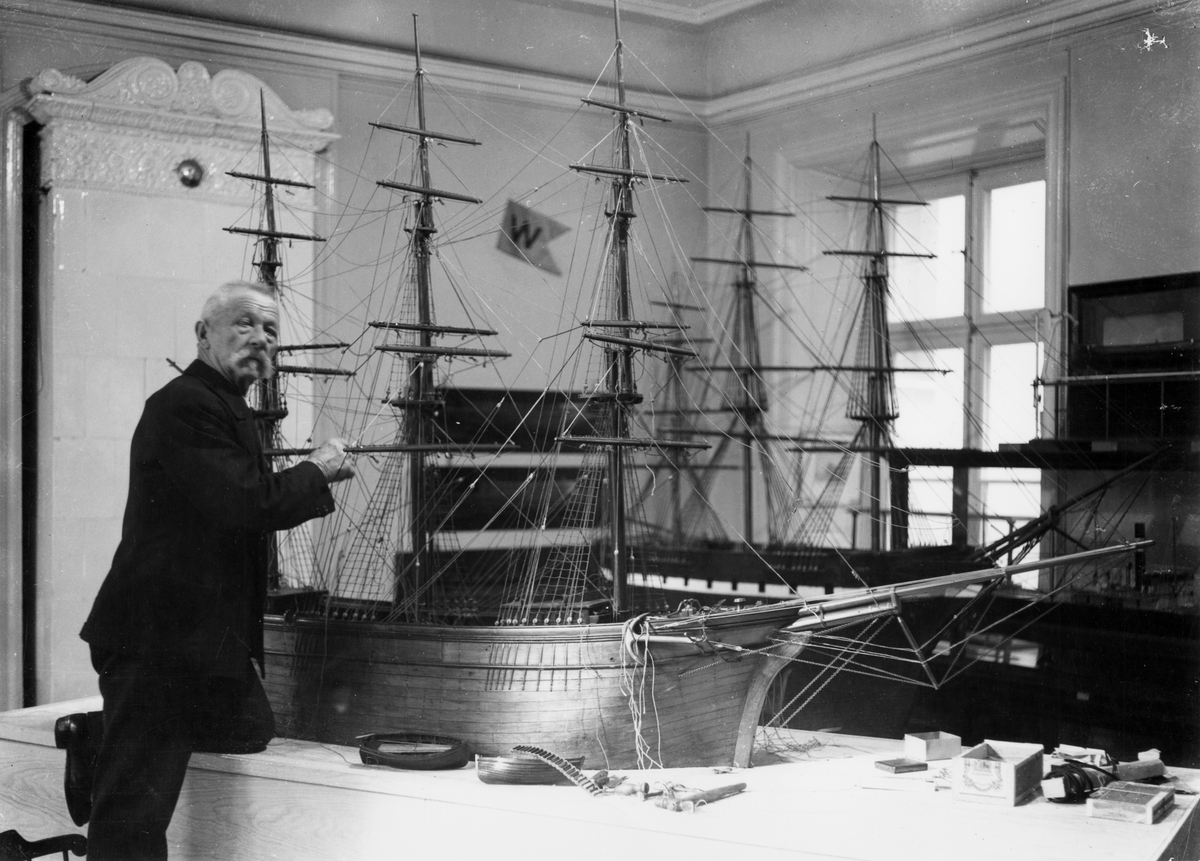 Interiör från Sjöfartsmuseet, Skeppsbron 46, Stockholm. Modell av tremastad fullriggare (byggd av f.d. instrumentmakare C. Amnell, Sundbyberg) under riggning av f.d. sjökapten Carl Lindqvist.
