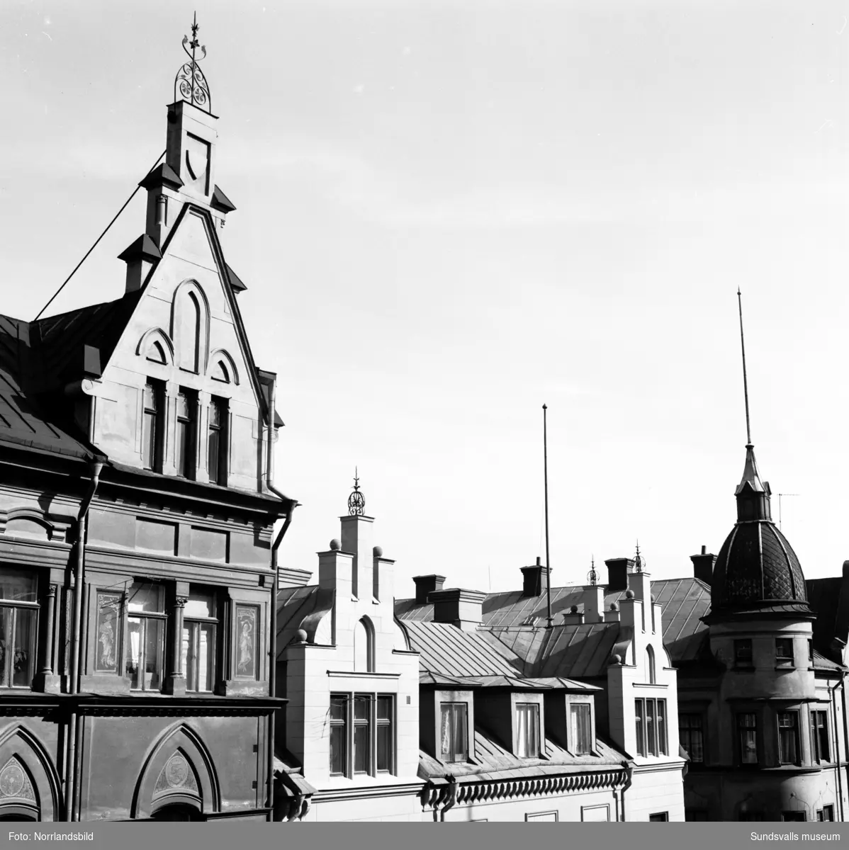 Tak- och fasaddetaljer mot Storgatan vid kvarteren Mercurius, Minerva och Hälsan.