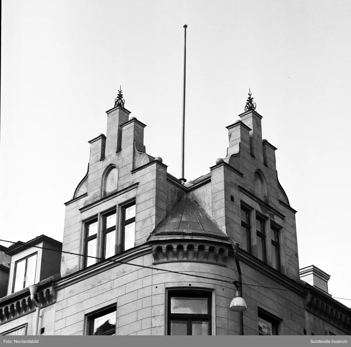 Tinnar, torn och byggnadsdetaljer i Stenstaden, huvudsakligen på fasader mot Storgatan.