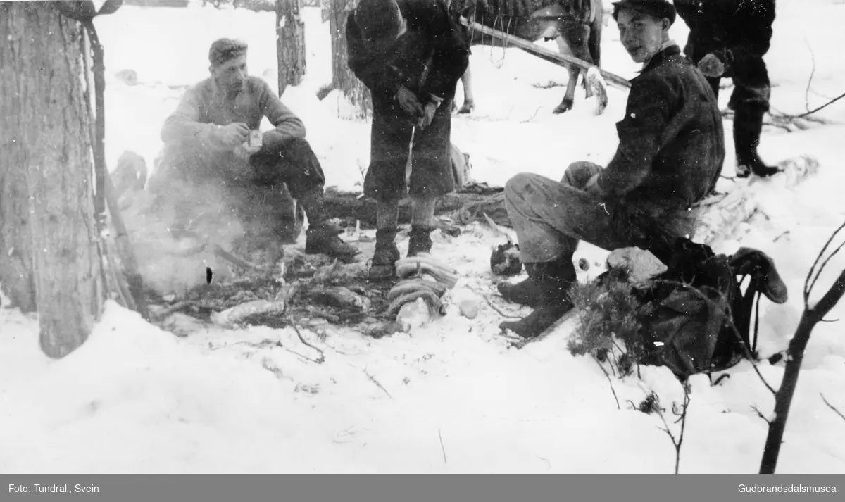 Matkvil i tømmerskogen ca. 1945. 
F.v. ved elden: Selmer Tundrali (f. 1923), Kristen Huse (f. 1924) og Pål Huse (f. 1928)
