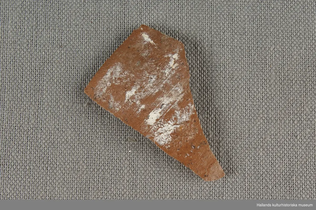 Fragment av drejat och glaserat lergods.