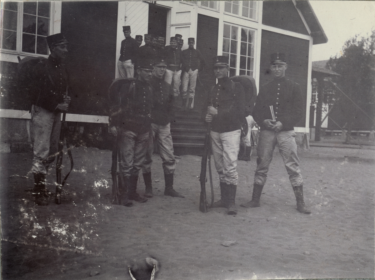 Soldater från Fortifikationen utanför byggnad, Laxön 1902.