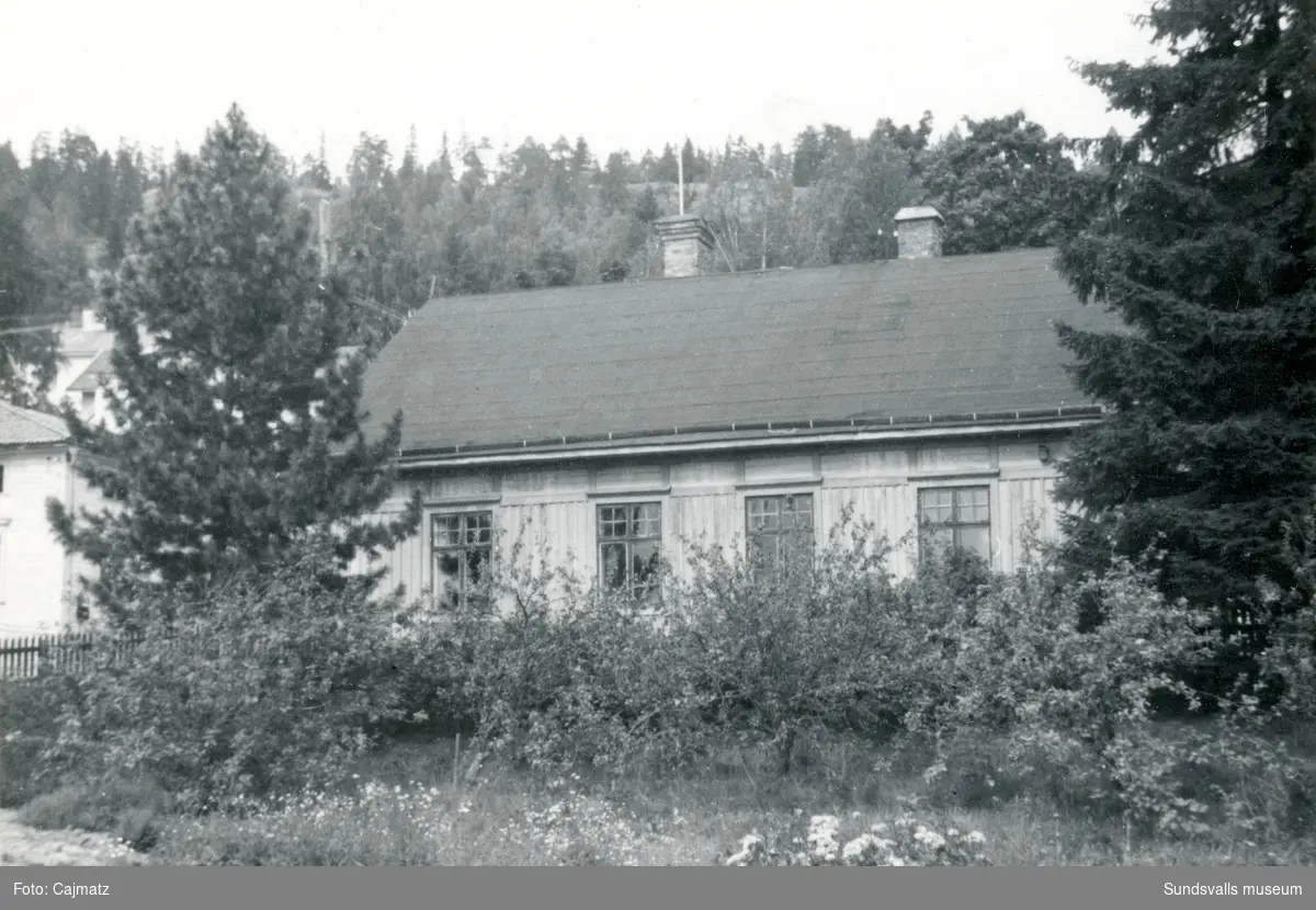 Urmakare Ludvig Björnströms före detta bostadshus i stadsbacken. Husen låg nedanför Villa Ludvigsberg intill Baldersvägen. Första bilden är tagen tidigare år 1950. De två följande visar rivningen 1954.
