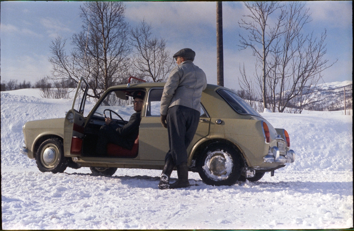 To menn og en bil på en vintervei i Harstad.