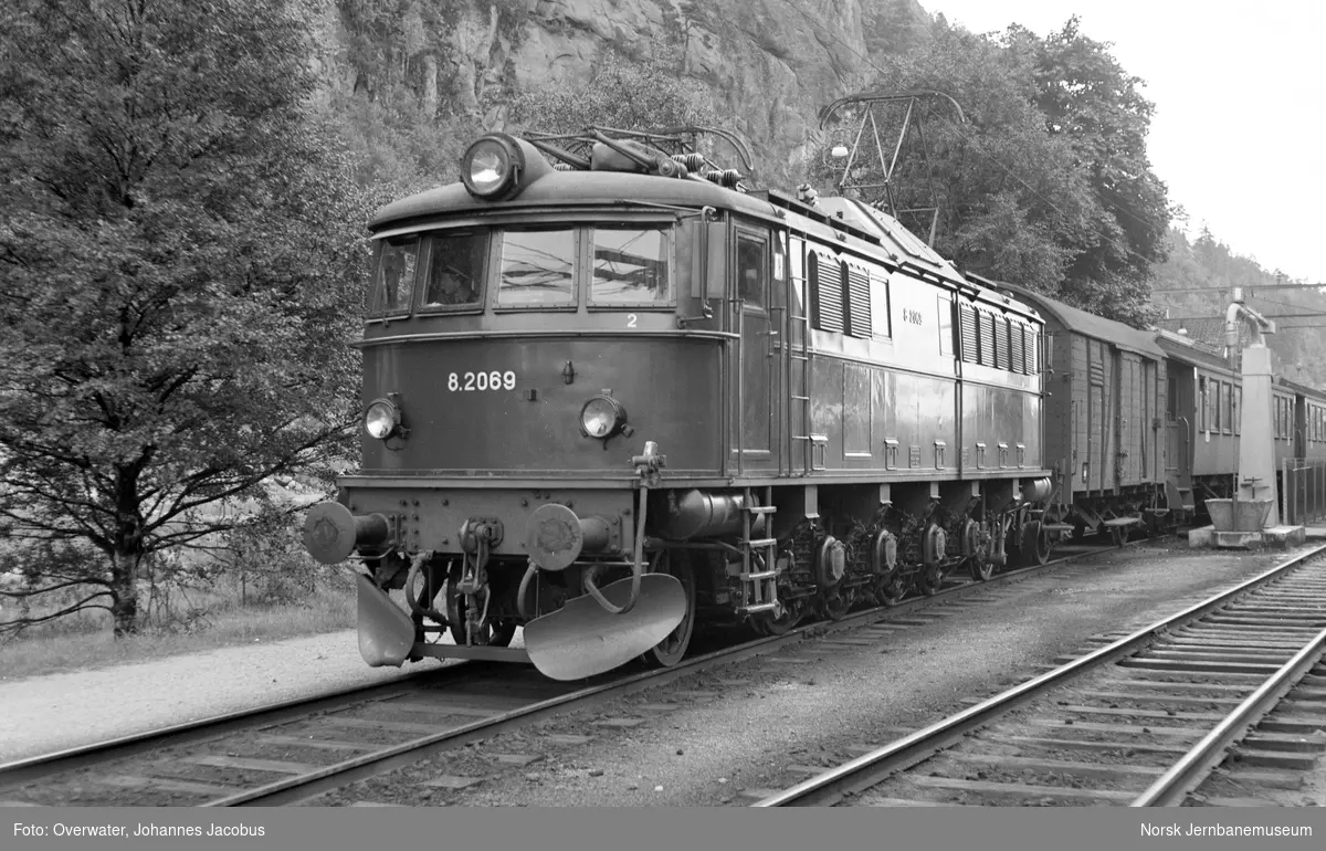 Elektrisk lokomotiv El 8 2069 med dagtoget fra Stavanger til Oslo V, tog 702, på Grovane stasjon