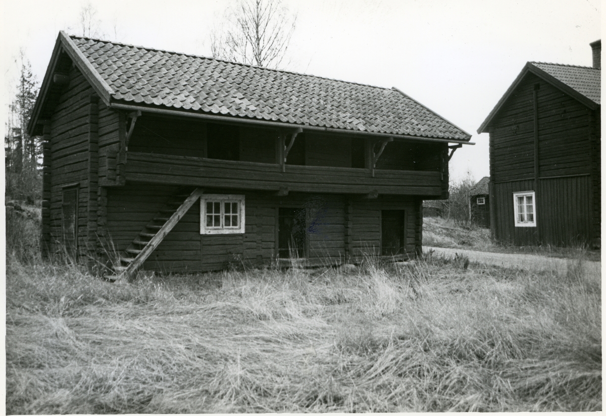 Västerfärnebo sn, Sala. 
Hasseltorp. Dubbelloftbod, 1967.