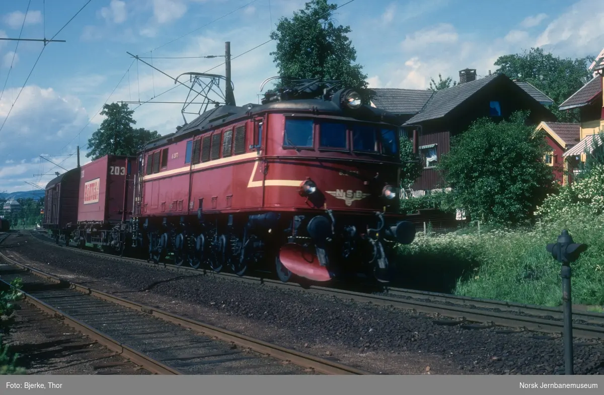 Elektrisk lokomotiv El 8 2071 med godstog 5336 sør for Borgestad