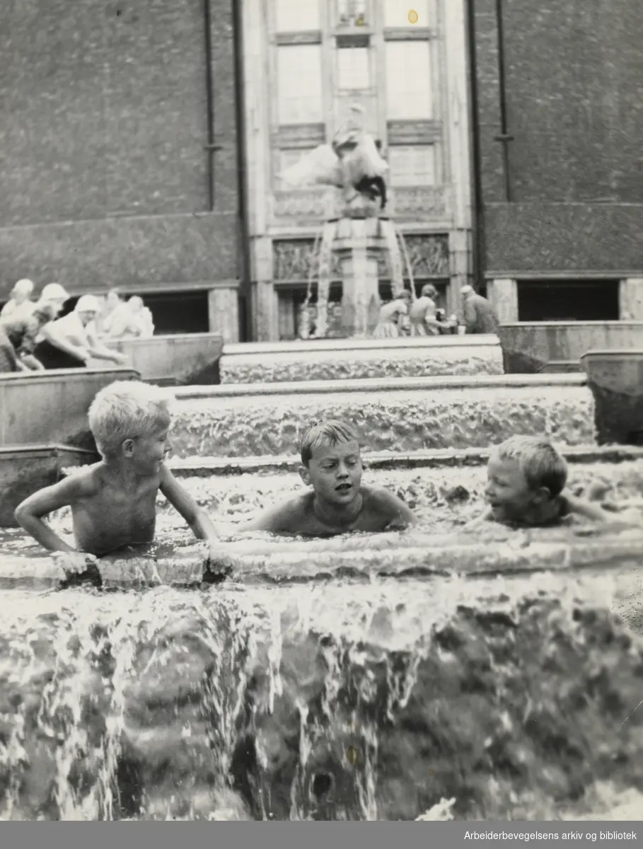 Rådhuset. Badeliv i Borggårdens fontene. 10. august 1959