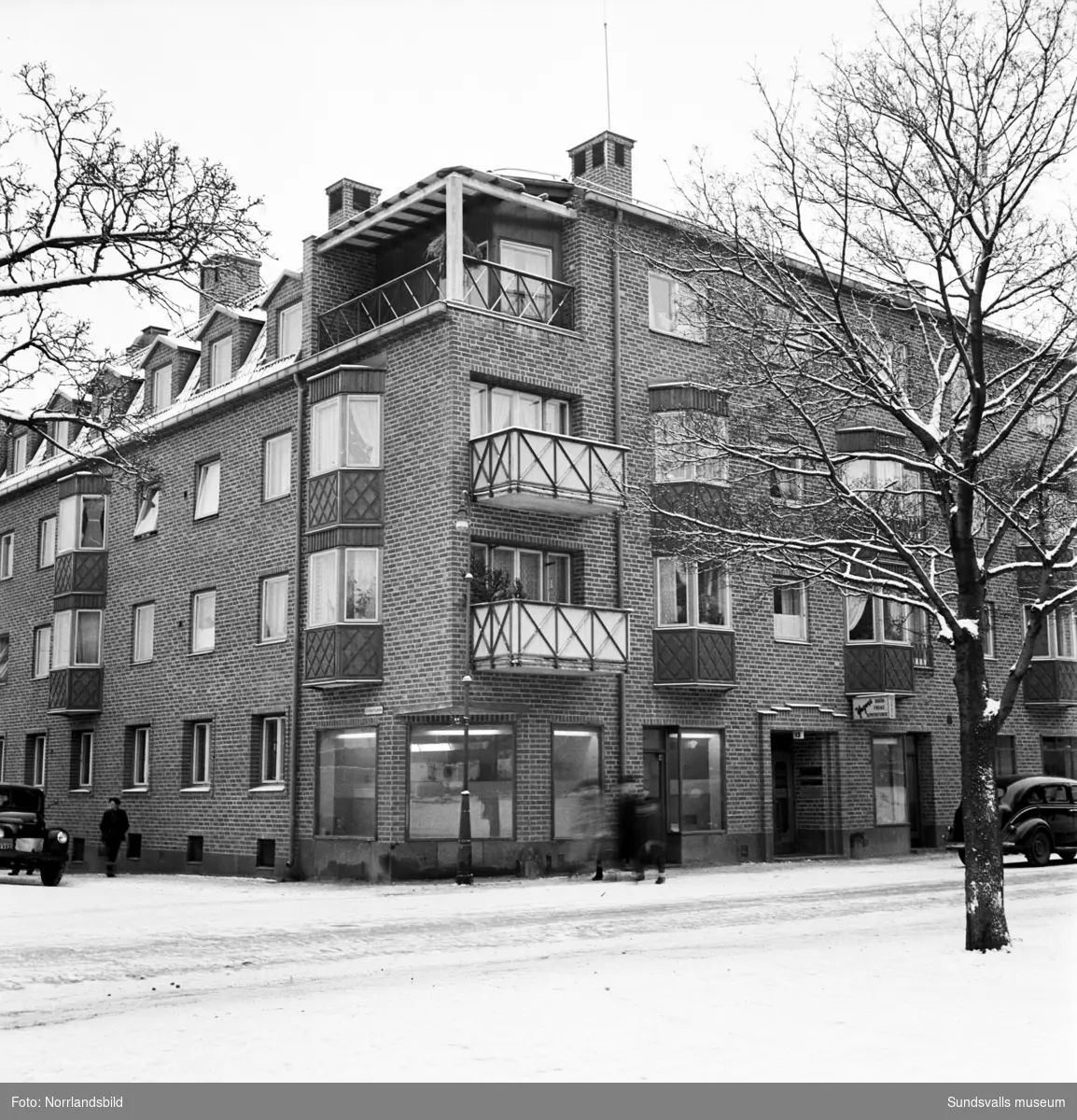 Fastigheten vid Trädgårdsgatan 45 och Köpmangatan 13. I gatuplan en skylt med texten "Yngves bröd, frukt, konfektyr".