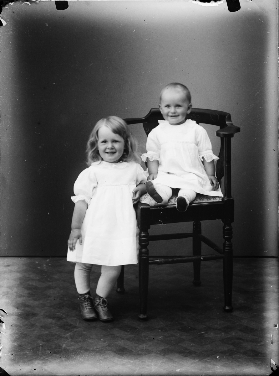 Ateljéporträtt - två små barn, Alunda, Uppland