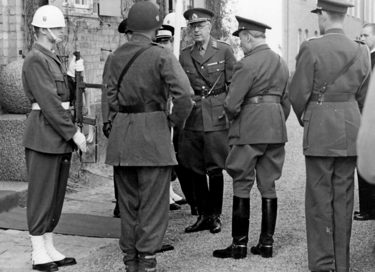 Fanöverlämning den 7 juni 1958

HM Konungen har just anlänt till sjösidan av kanslihuset. I svart uniform ser vi landshövding Bo Hammarskjöld.