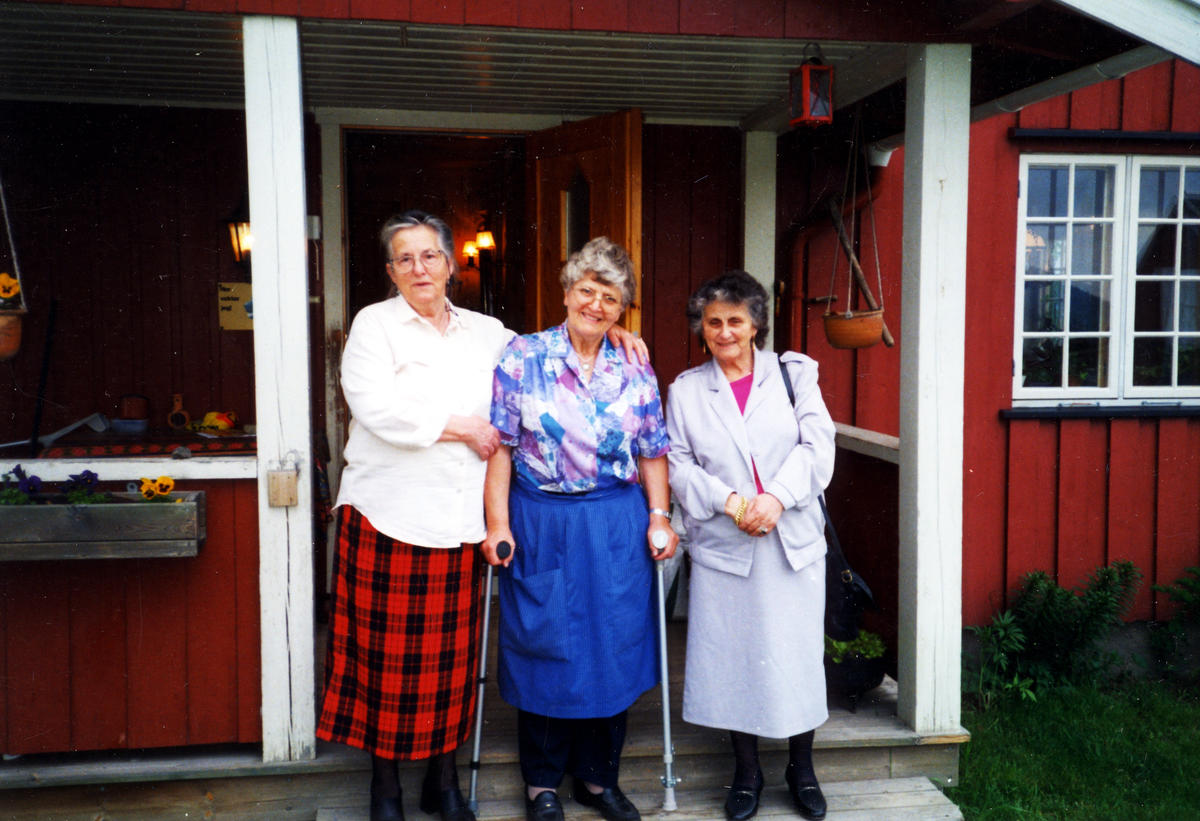 Goro between “the kids“ from childhood games. Left to right: Sofie Johansen, Goro Haug Thesen and Jenny Aleksandersen.