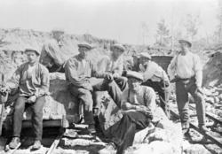Persongruppe på sju menn, arbeid med jernbana ved Mølme.