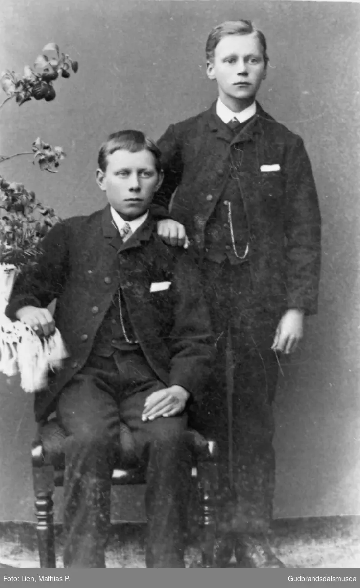Portrettbilde, to gutter, atelierfotografi av Karl og Peder Mølmen.