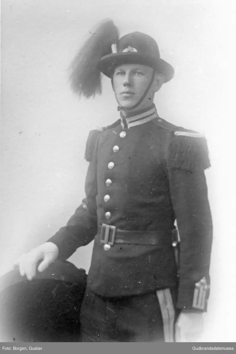 Portrettbilde, mann i uniform, atelierfotografi av Hans Mølmen.
