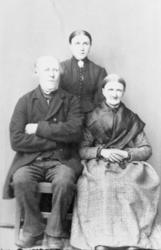 Portrettbilde, tre personer, én eldre kvinne og mann, atelie