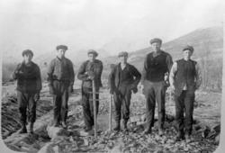 Seks menn i arbeid med bygging av Raumabana ved Krossbrue, L