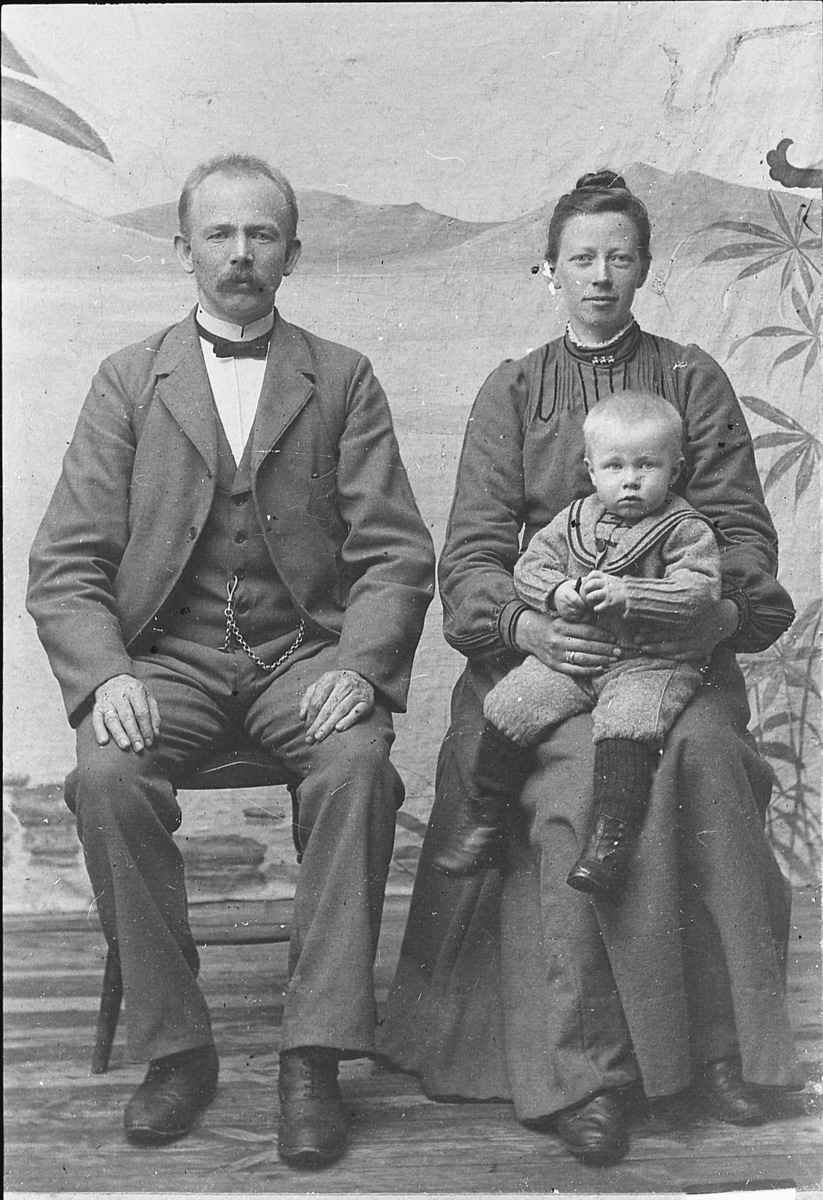 Familiebilde. Albert Mørch d.e., med hustru Else Mørch og sønnen Andreas Mørch. Atelierportrett, 1904.