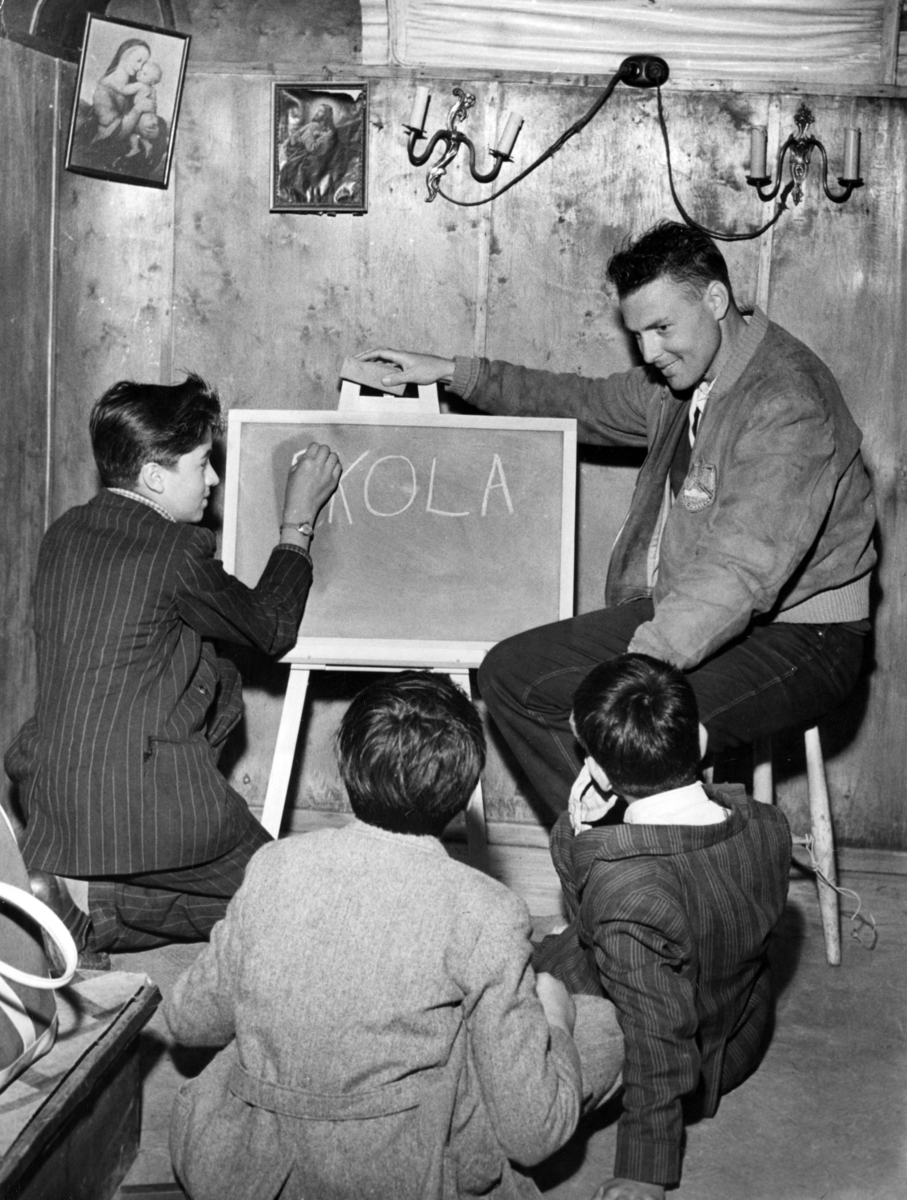 Undervisning för romska barn i lägret vid 
Bulltofta gård i Malmö 1957.