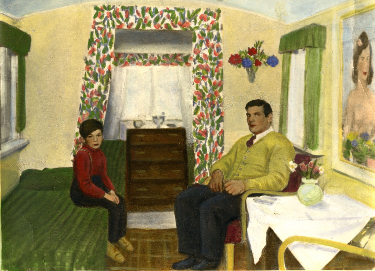 En målning med en man och ett barn som sitter mitt emot varandra i en bostadsvagn. Boendestandarden bland svenska romer var under 1900-talets första hälft mycket varierande.