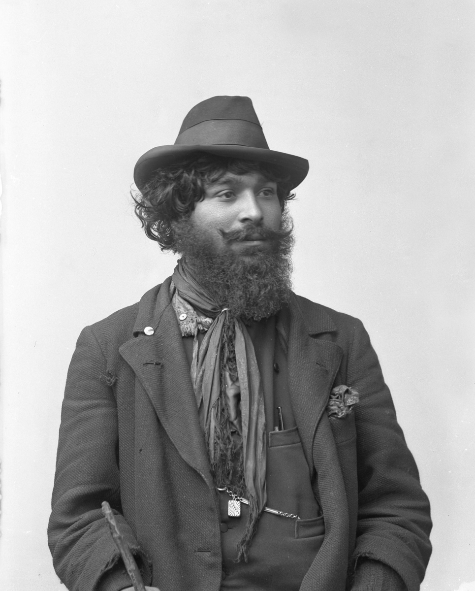 Bilden föreställer en romsk man. Fotografiet är taget i Alfta år 1901.