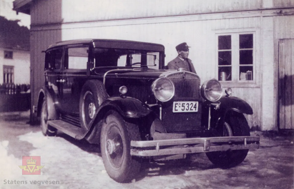 Lars Bernt Lerdahl ved drosjen, en 1930-1931 modell Nash med registreringsnummer E-5324. (Ekstrautstyr varmefrontrute). Bildet er tatt ca. 1937 i Fåberggata 131b. Bilen har nok Lerdahl kjøpt brukt ca. 1935, da denne har overtatt reg.nr. etter hans forrige bil. (En 1928 modell Willys Knight) 
25.04.2024: "Nashen er en 1931 modell, ikke 1930. Den har parklykter på forskjermene, mens 1930 modellene hadde parklyktene helt oppe ved frontvinduet." (Opplysninger fra Tom Nordlie).
Bilde 2) Lars Lerdahl til venstre med sin Willy Night. 1930. Kilde: Lillehammer Motorcentral 75 år. (Utklipp)
Se vedlegg i Nedlastinger.
Ref. til "Veteranvognføreren."  Blad for Lillehammer Veteranvognklubb. s29-30. 
Ref. til  "Lillehammer Motorcentral as. 75 år." 1997.