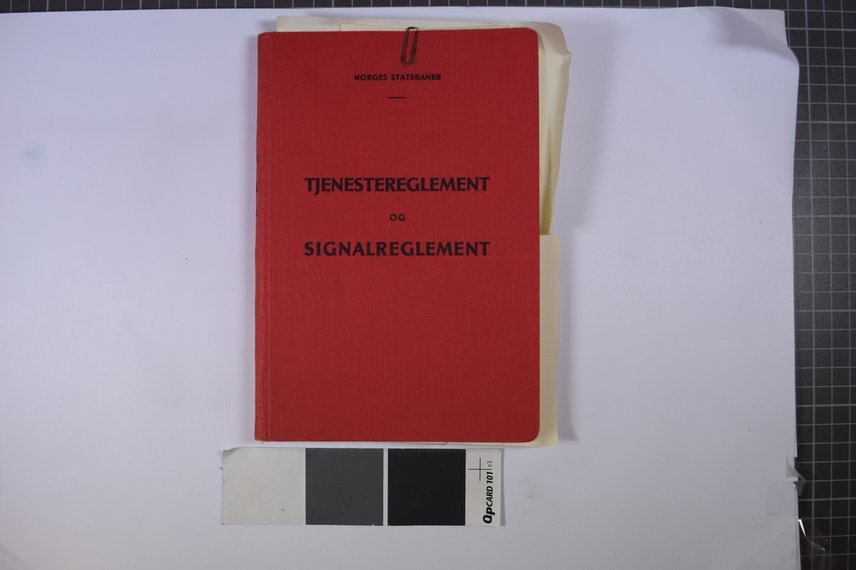 Tjenestereglement og signalreglement for Norges statsbaner fra 1943.