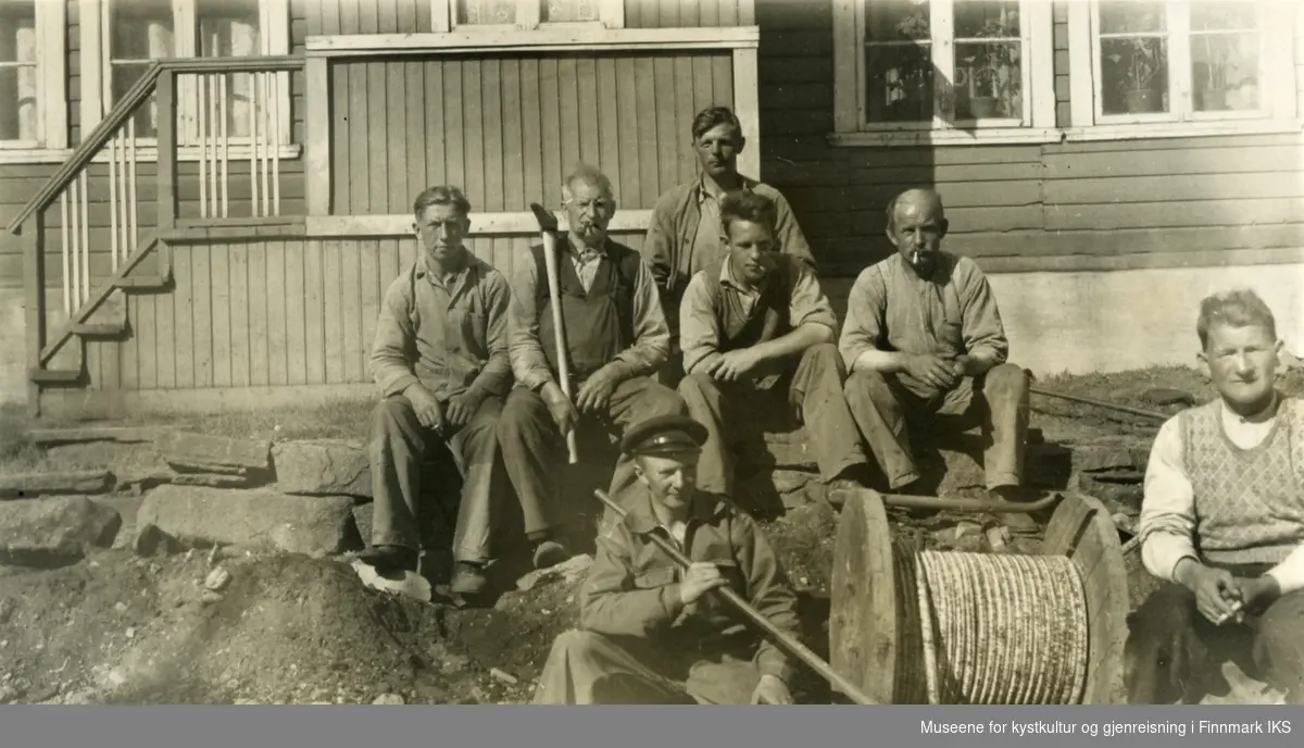 Honningsvåg. Telegrafarbeidere som holder på med kabelgrøft foran Abel Bulls hus på Holmen. Ca. 1930.