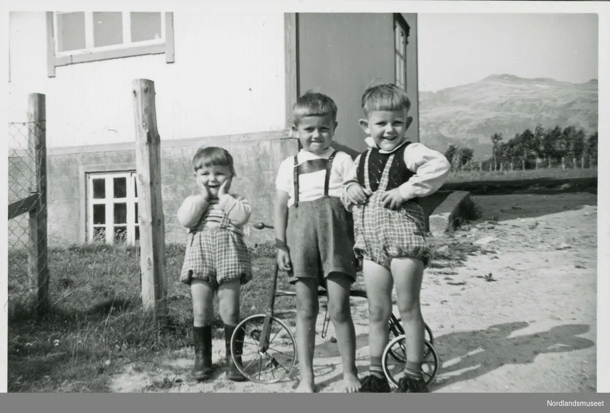 Tre små gutter. Bildet er tatt utenfor Saursfjord skole. Fra venstre Bjørn Helge Hansen, Steinar Henriksen og Jon Anton Hansen.