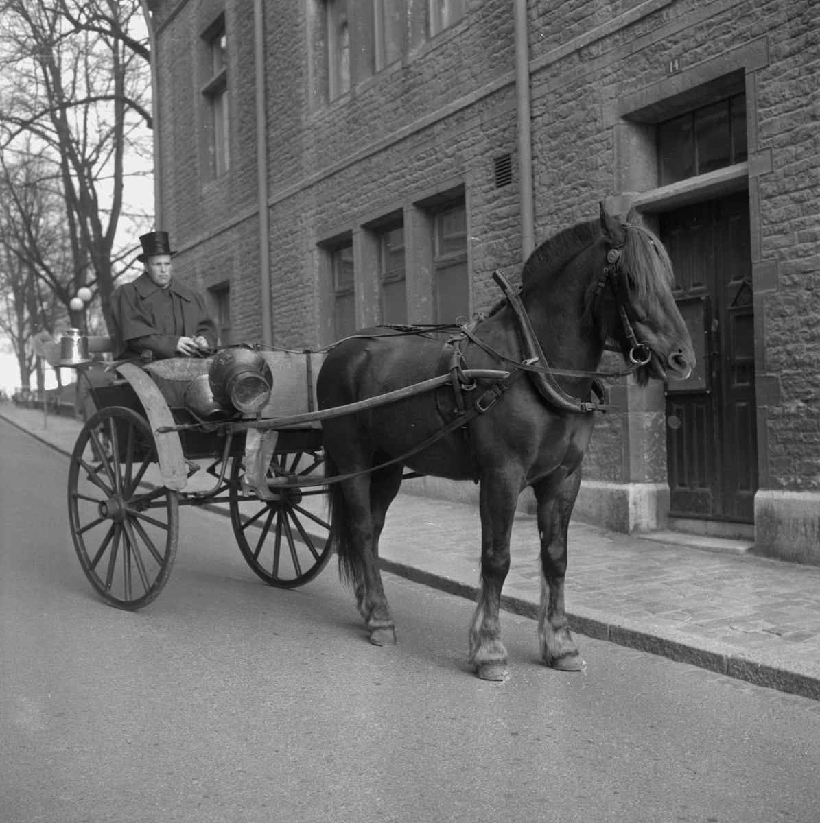 Häst och vagn.
28 april 1959. 
Trivialskolan, Nikolai församlingshem, Vasagatan.
