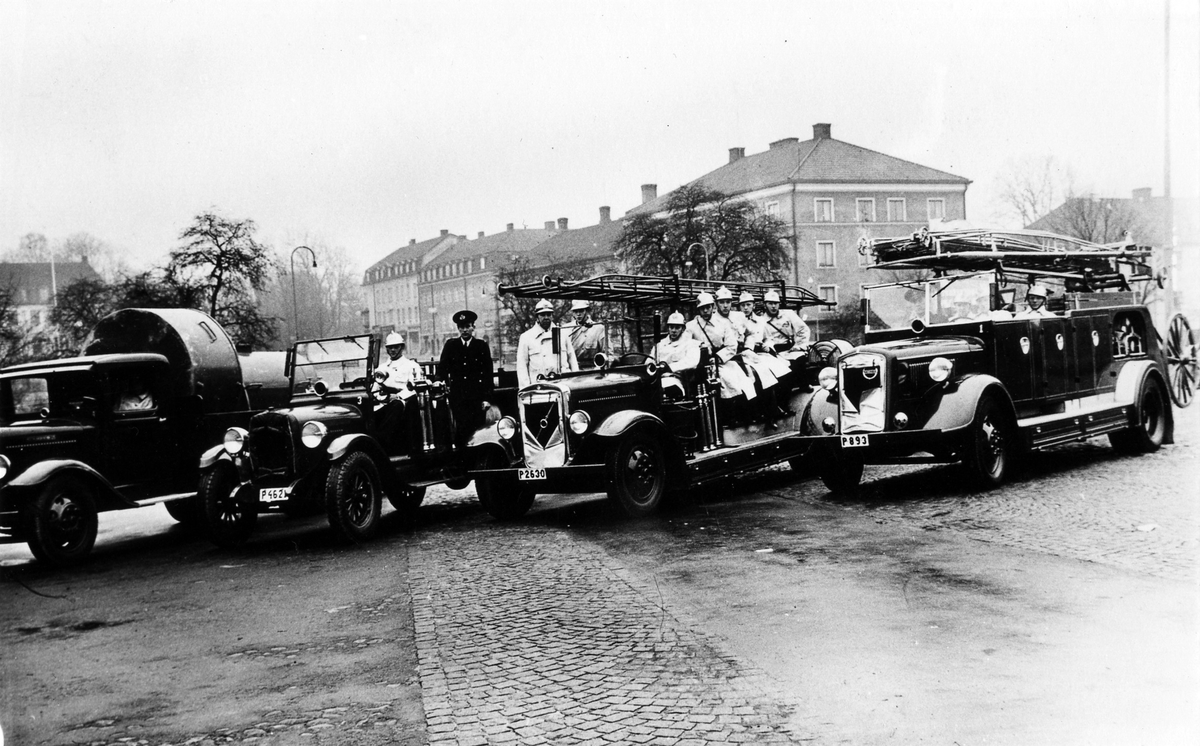 Brandkåren på Stora torget med fyra brandbilar: Från vänster: P4621 Chevrolet 1927, P2630 Volvo 1936 (kallad "2:an"), P893 1940 (1939), P893 1921 "Tidaholm", samma nr hade den första brandbilen som levererades omkring 15/4 1921..