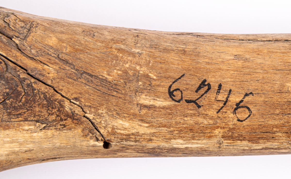 Högaffel av trä. Märkning 1807 P AB S.
