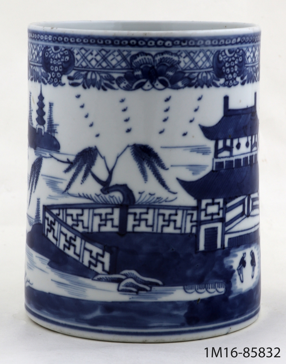 Ölkrus, av vitt porslin, målad dekor i blått "Pagod".